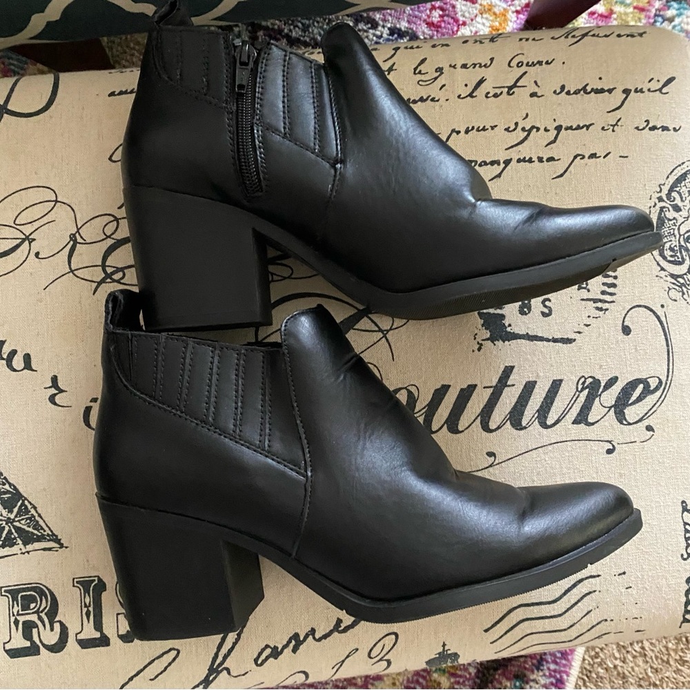 Candie’s Ankle Boots 9.5